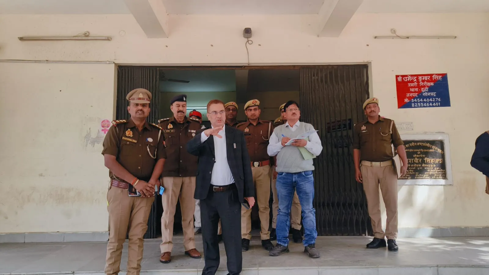 जिलाधिकारी ने किया  दुद्धी थाने  का निरीक्षण, दिये सम्बन्धितों को आवश्यक दिशा निर्देश