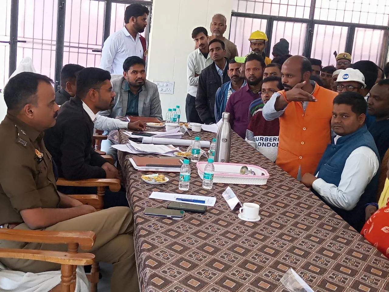 ओबरा तापीय परियोजना के विस्तारीकरण में उजड़ रहे संविदाकर्मियों सहित अन्य लोगों की समस्याओं को लेकर इं० पंकज गौतम ने तहसील दिवस पर  सौंपा ज्ञापन