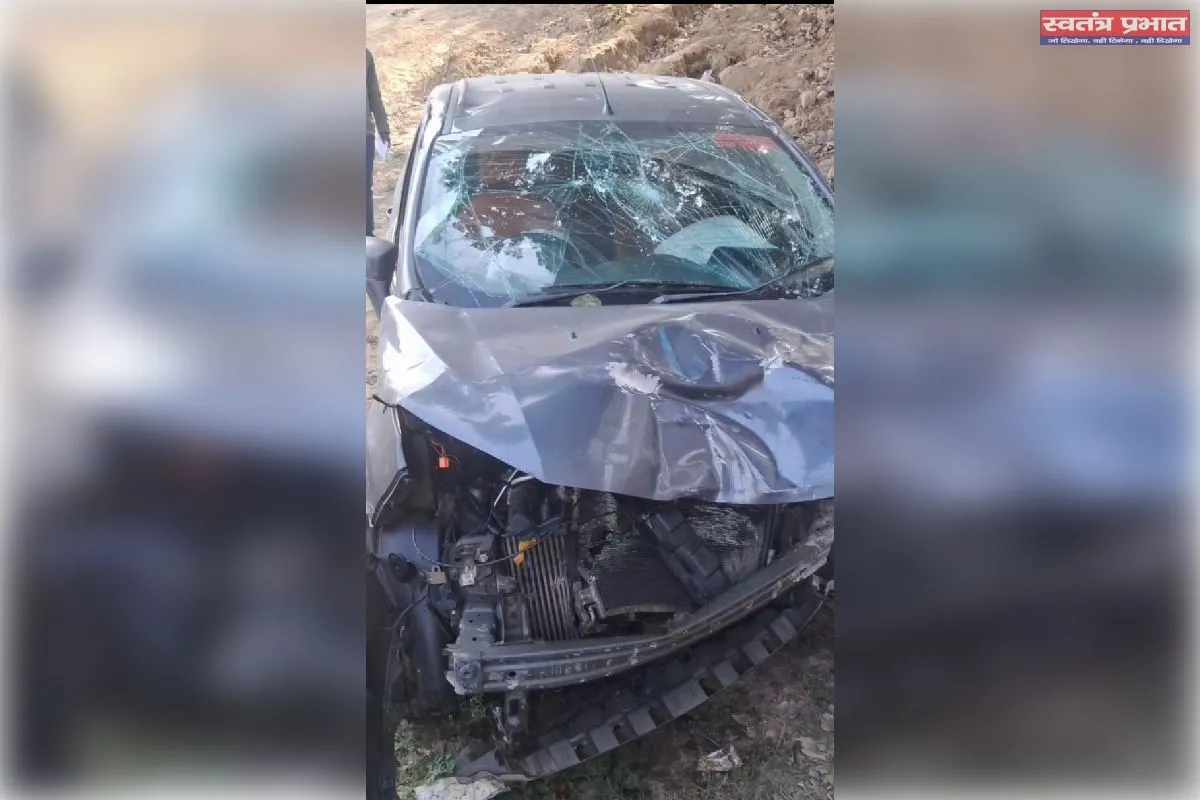 ट्रैक्टर ने कार में मारी टक्कर,कार खाई में गिरी 