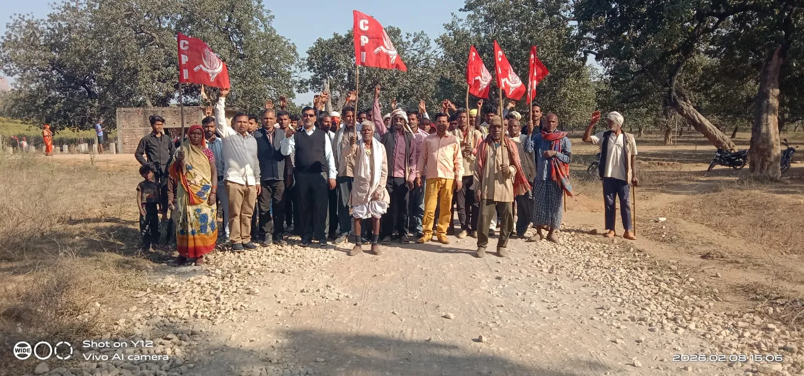 पटवध- बसुहारी मार्ग के निर्माण में अनियमितता  को लेकर भाकपा ने सांकेतिक प्रदर्शन कर दिया आंदोलन की चेतावनी