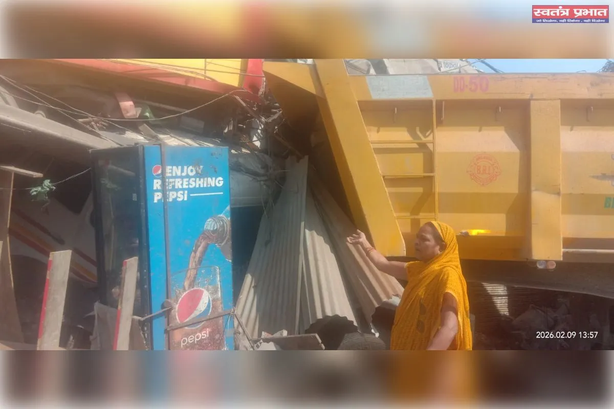 गलत दिशा से आ रही तेज रफ्तार डंपर किराना दुकान में  घुसी, लाखों का नुकसान 