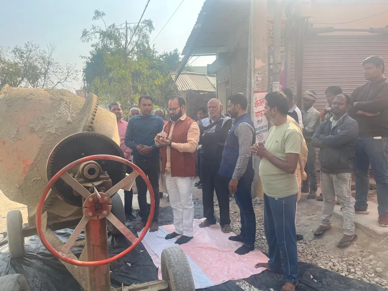 पड़रौना के गायत्री नगर वार्ड में सीसी रोड निर्माण का विधिवत शुभारंभ, क्षेत्रवासियों में खुशी