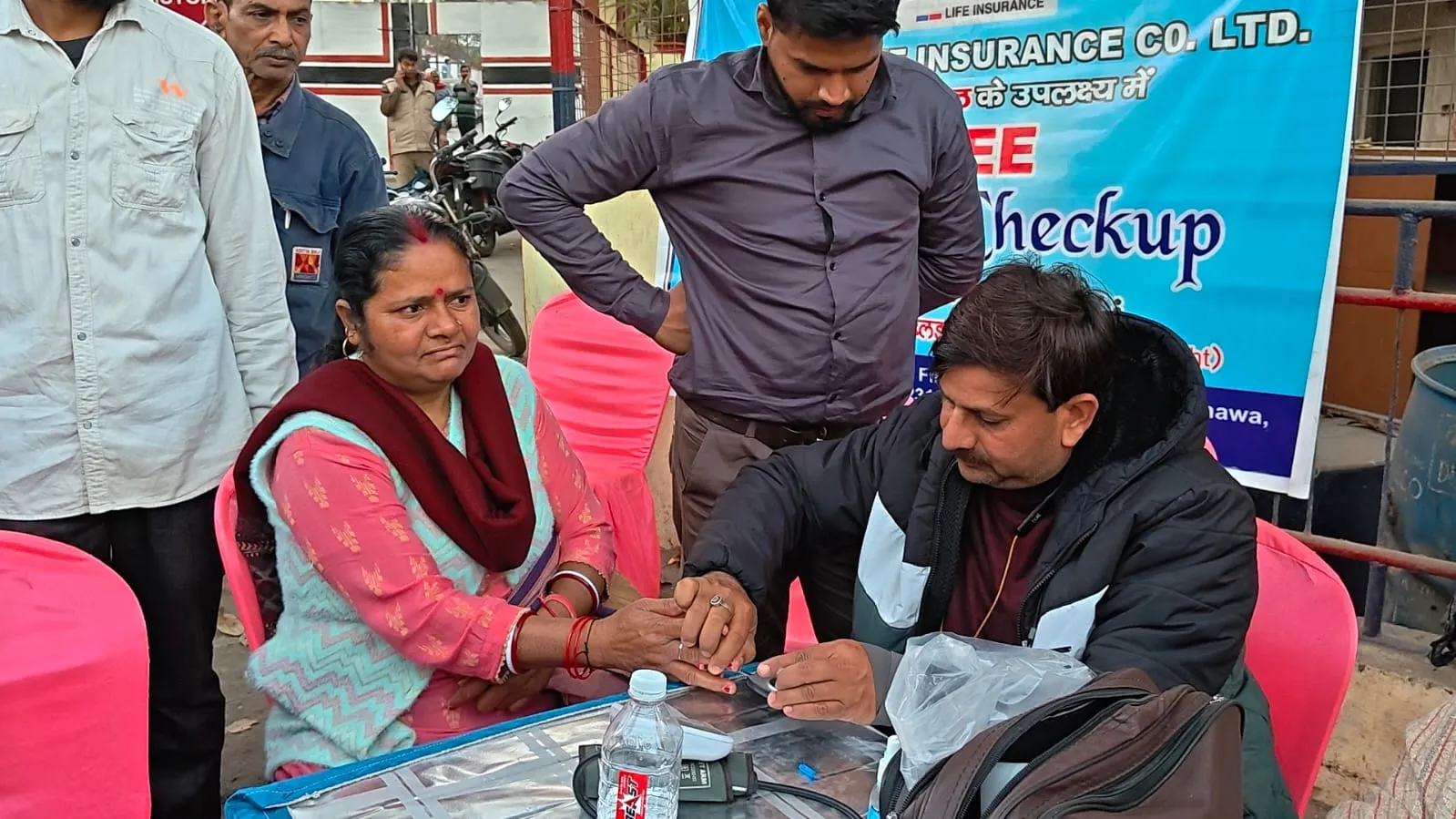 टाटा ए.आई.ए. लाइफ रेणुकूट ब्रांच की 25वीं वर्षगांठ ,फ्री हेल्थ चेकअप कैंप में उमड़ी सैकड़ों की भीड़