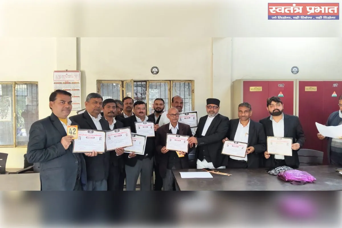 अधिवक्ता सुरक्षा अधिनियम को लेकर आवाज हुई बुलन्द, किया प्रदर्शन