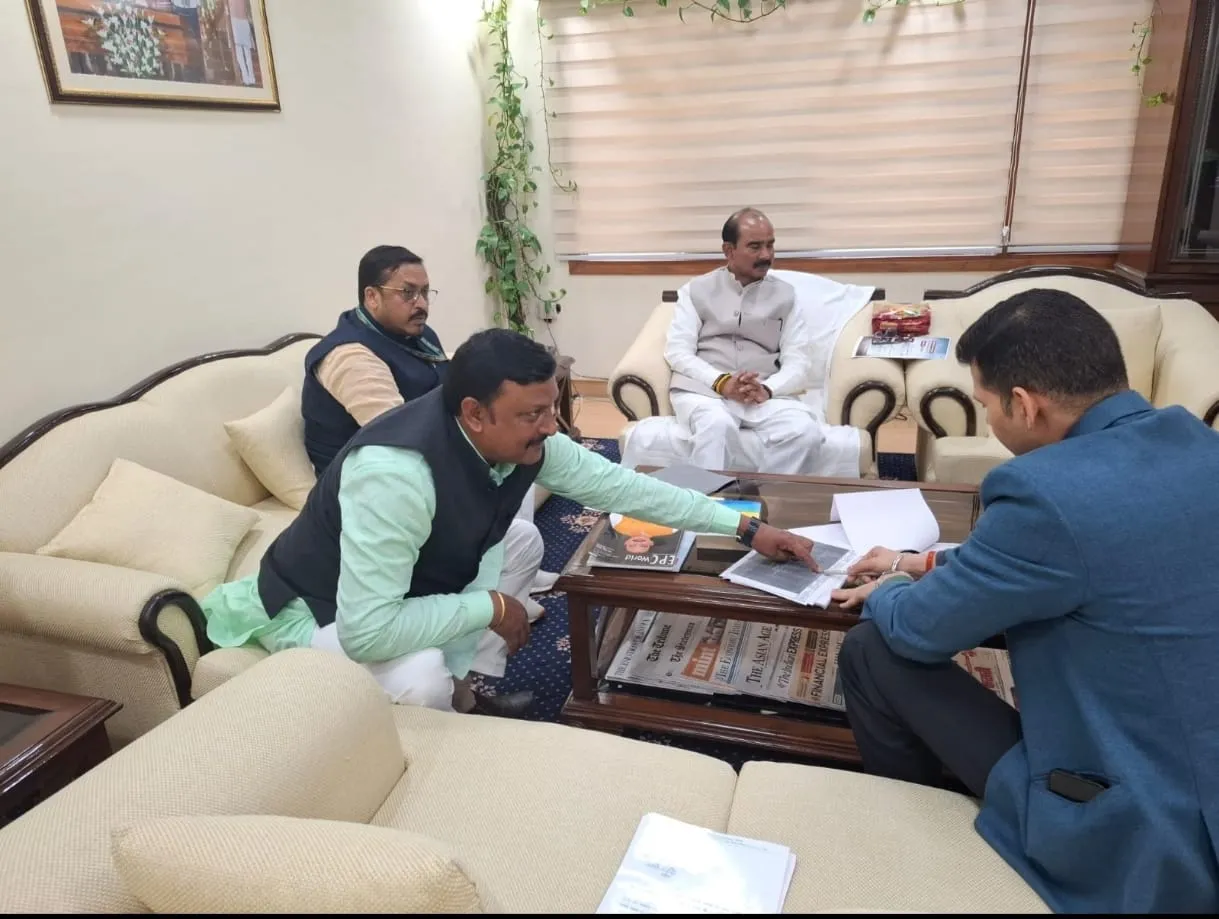 ट्रांसपोर्ट भवन में राज्यमंत्री अजय टमटा से मिले सांसद सुनील कुमार