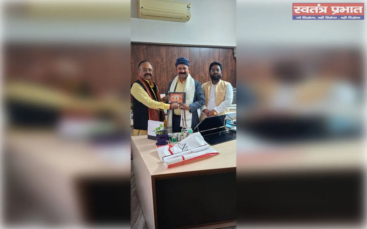 अवध वृन्दावन डेवलपमेंट एसोशिएसन के राष्ट्रीय अध्यक्ष ने काल्विन पब्लिक स्कूल के निदेशक का किया सम्मान