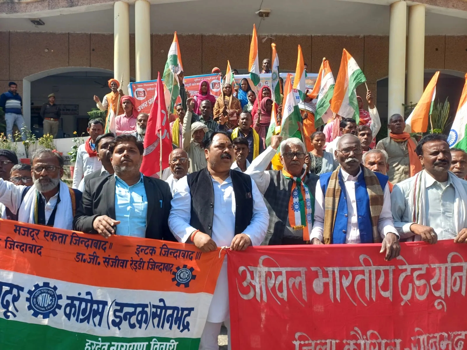  जन-विरोधी नीतियों के खिलाफ गूंजा विरोध, ट्रेड यूनियनों ने किया कलेक्ट्रेट पर प्रदर्शन