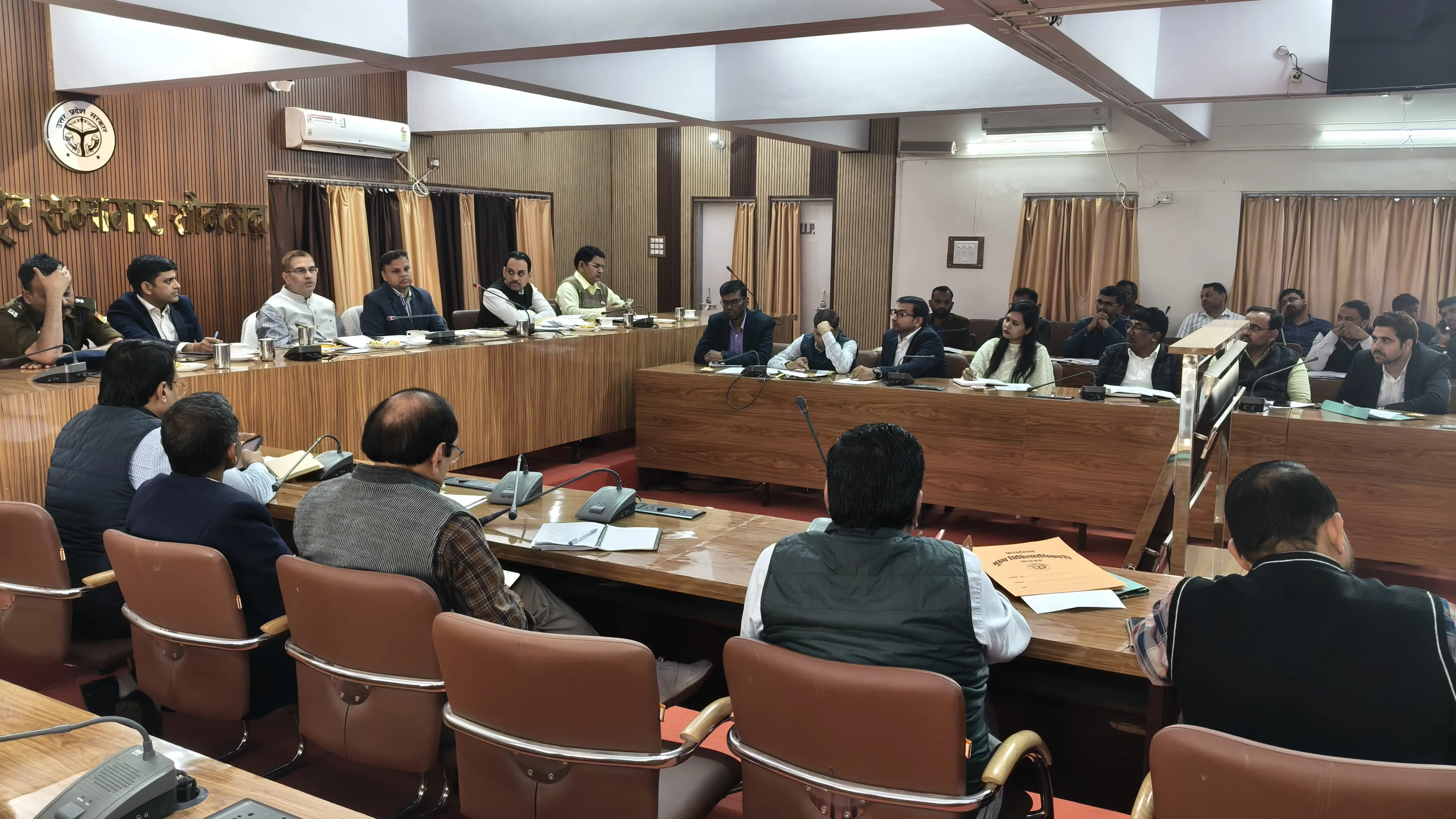 जिलाधिकारी ने दिए ग्रीन चौपाल और शत-प्रतिशत वृक्षारोपण के निर्देश, पर्यावरण संरक्षण पर जोर