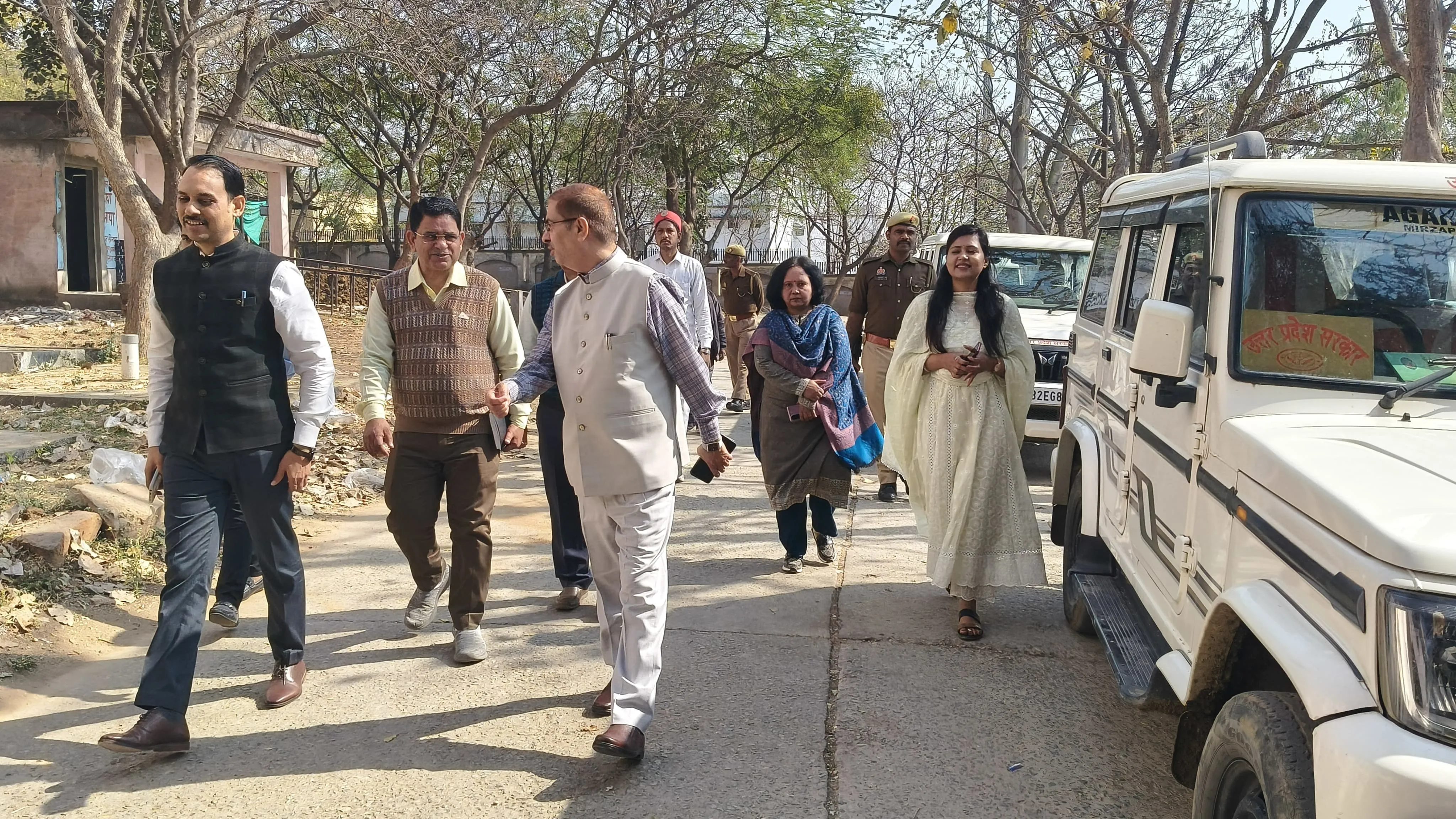 जिलाधिकारी बी.एन. सिंह का विकास भवन में औचक निरीक्षण, व्यवस्थाएं सुधारने के सख्त निर्देश