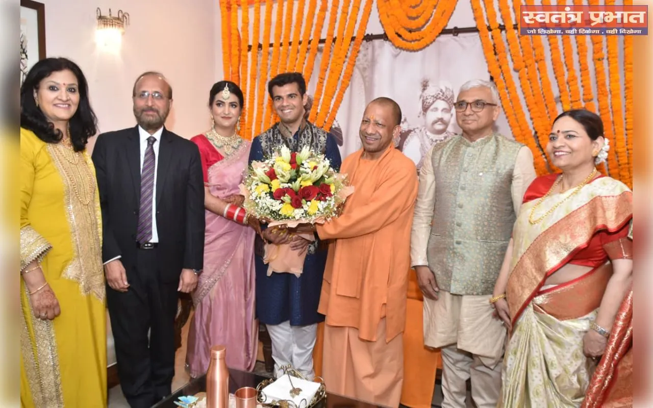 मुख्यमंत्री योगी आदित्यनाथ जी ने नवदंपति को दिया आशीर्वाद,ओडीओपी उत्पाद भेंट कर दी शुभकामनाएं