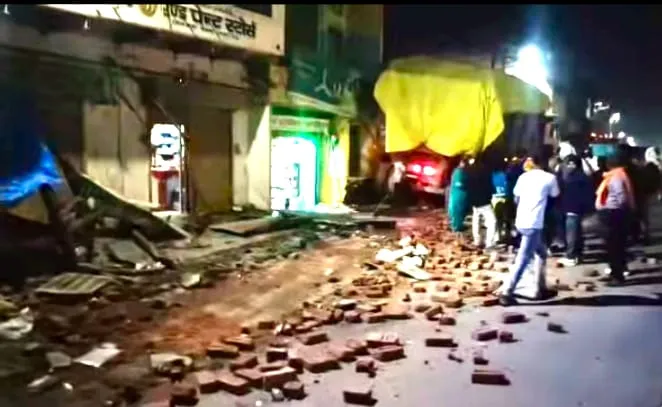 चोपन में अनियंत्रित ट्रेलर का तांडव, 5 दुकानें जमींदोज खनन और ओवरलोडिंग बनी काल