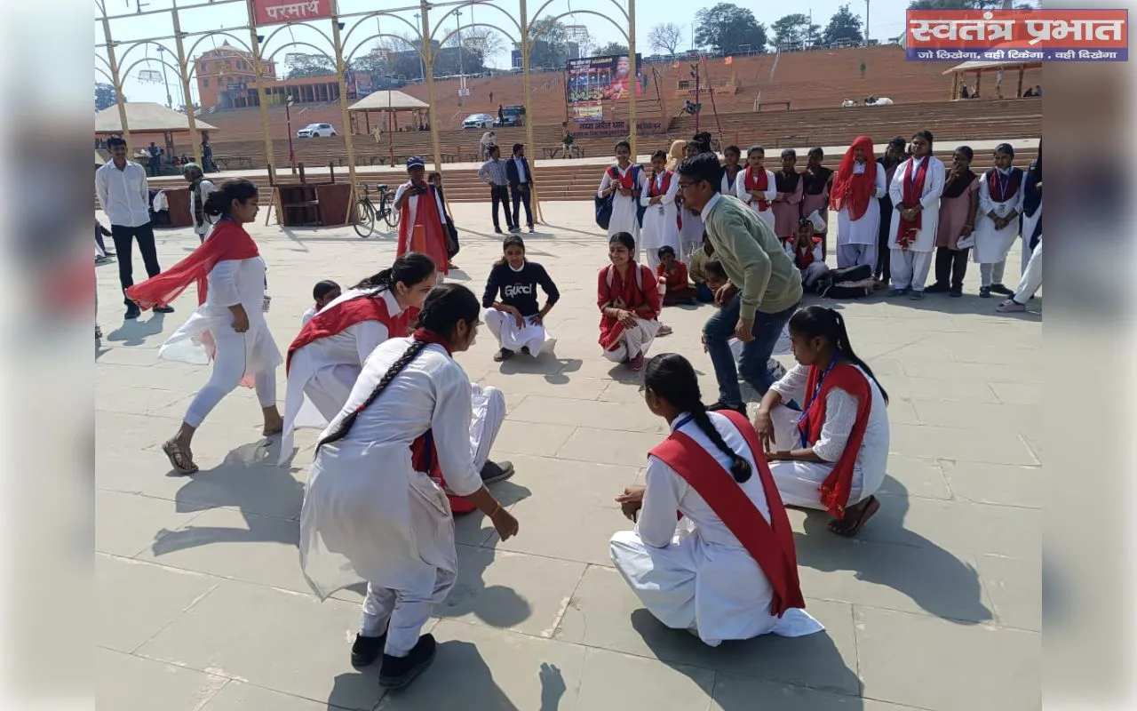 अरैल घाट स्थित मलिन बस्ती में सड़क सुरक्षा जागरुकता का कार्य संपन्न