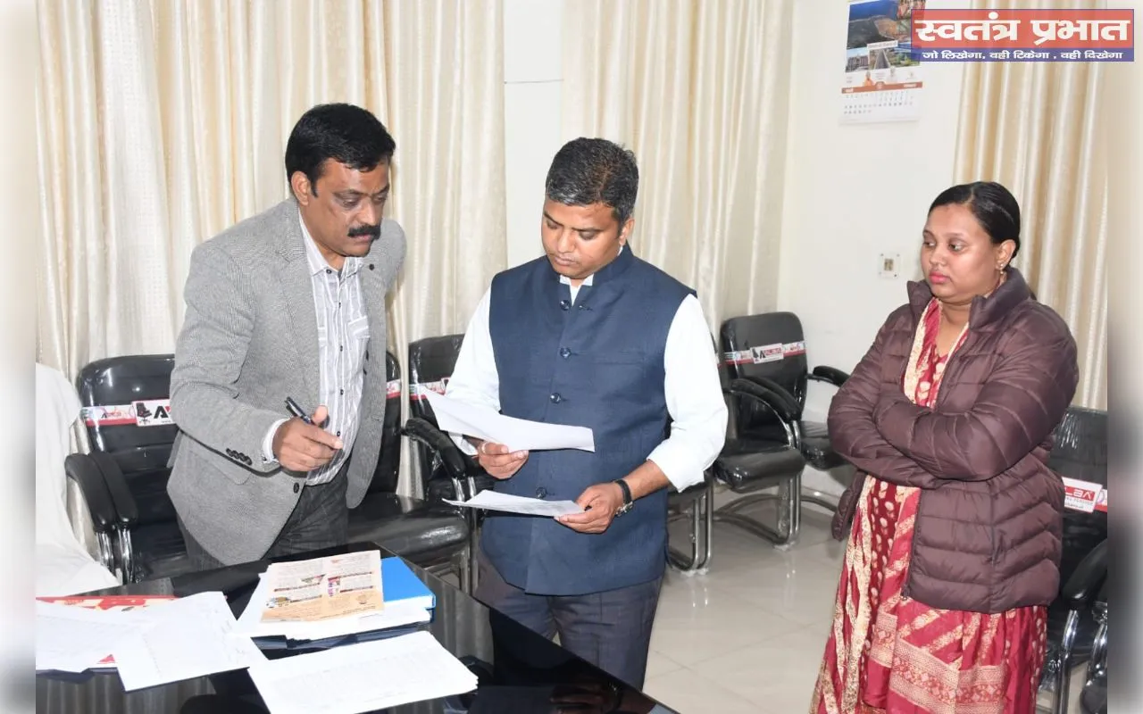 जिलाधिकारी ने विकास भवन का किया औचक निरीक्षण