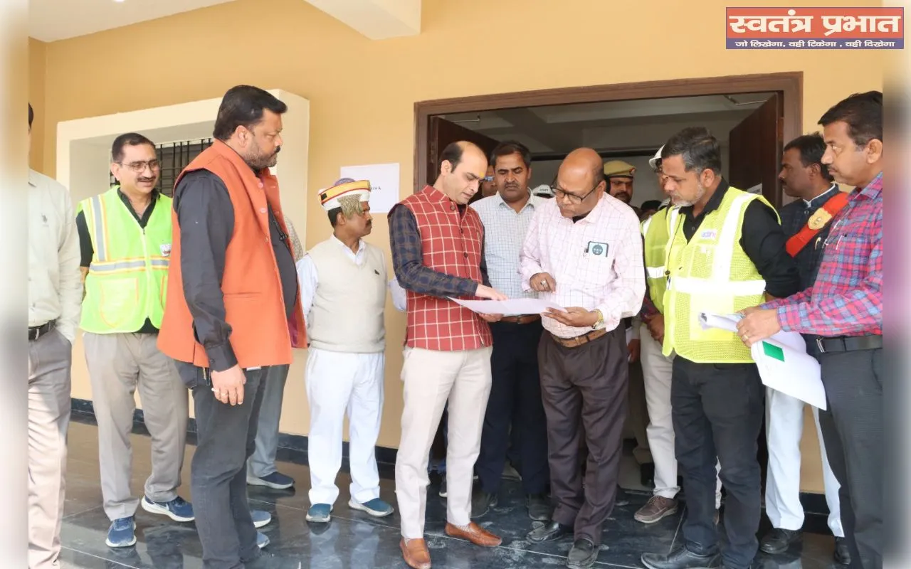 जिलाधिकारी ने संग्रामगढ़ टोल प्लाजा पहुंचकर गंगा एक्सप्रेसवे की ली जानकारी