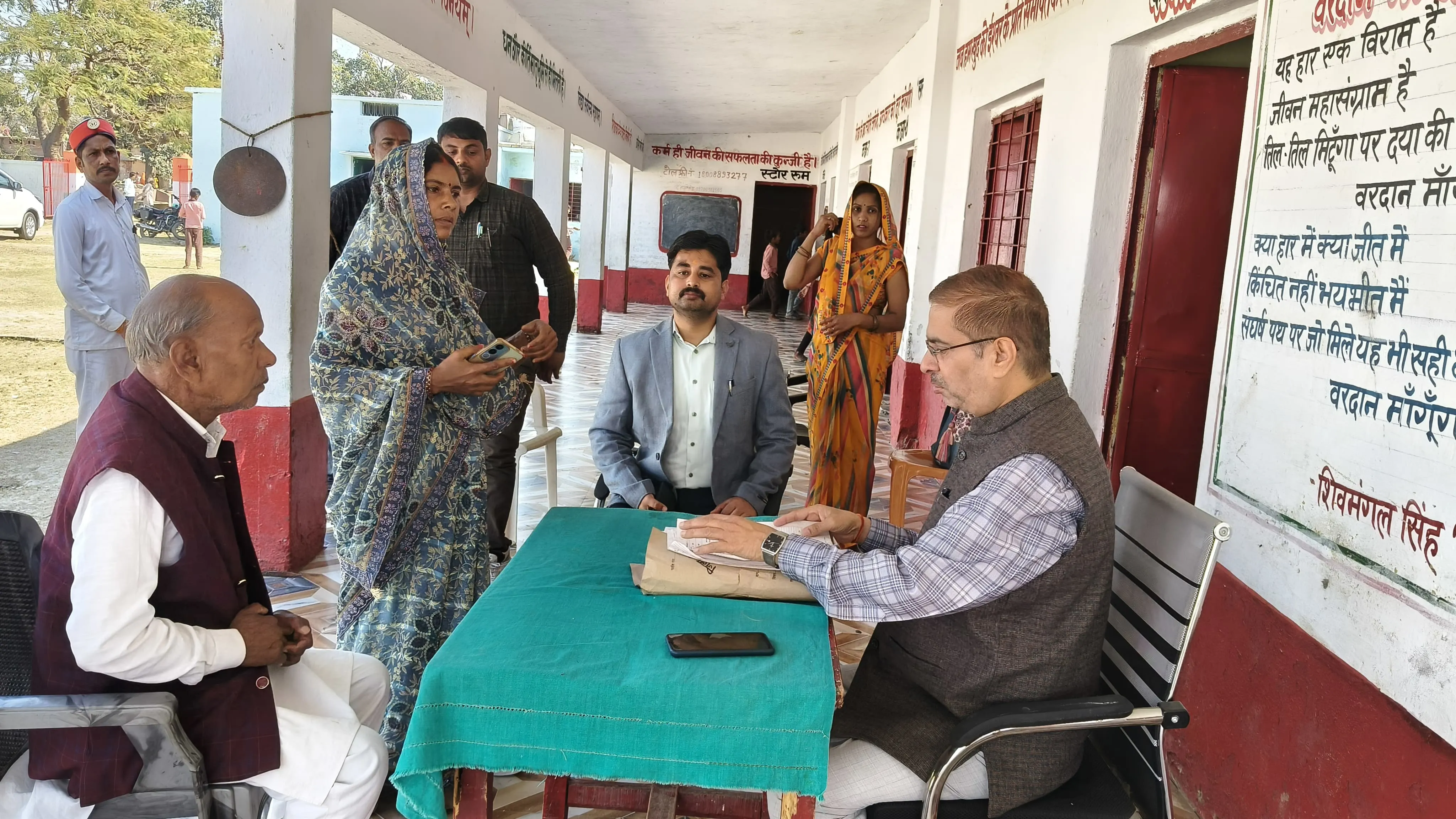 विशेष प्रगाढ़ पुनरीक्षण अभियान के तहत मतदाता नामांकन प्रक्रिया का जिलाधिकारी ने लिया जायजा, दिये संबंधित अधिकारियों को निर्देश