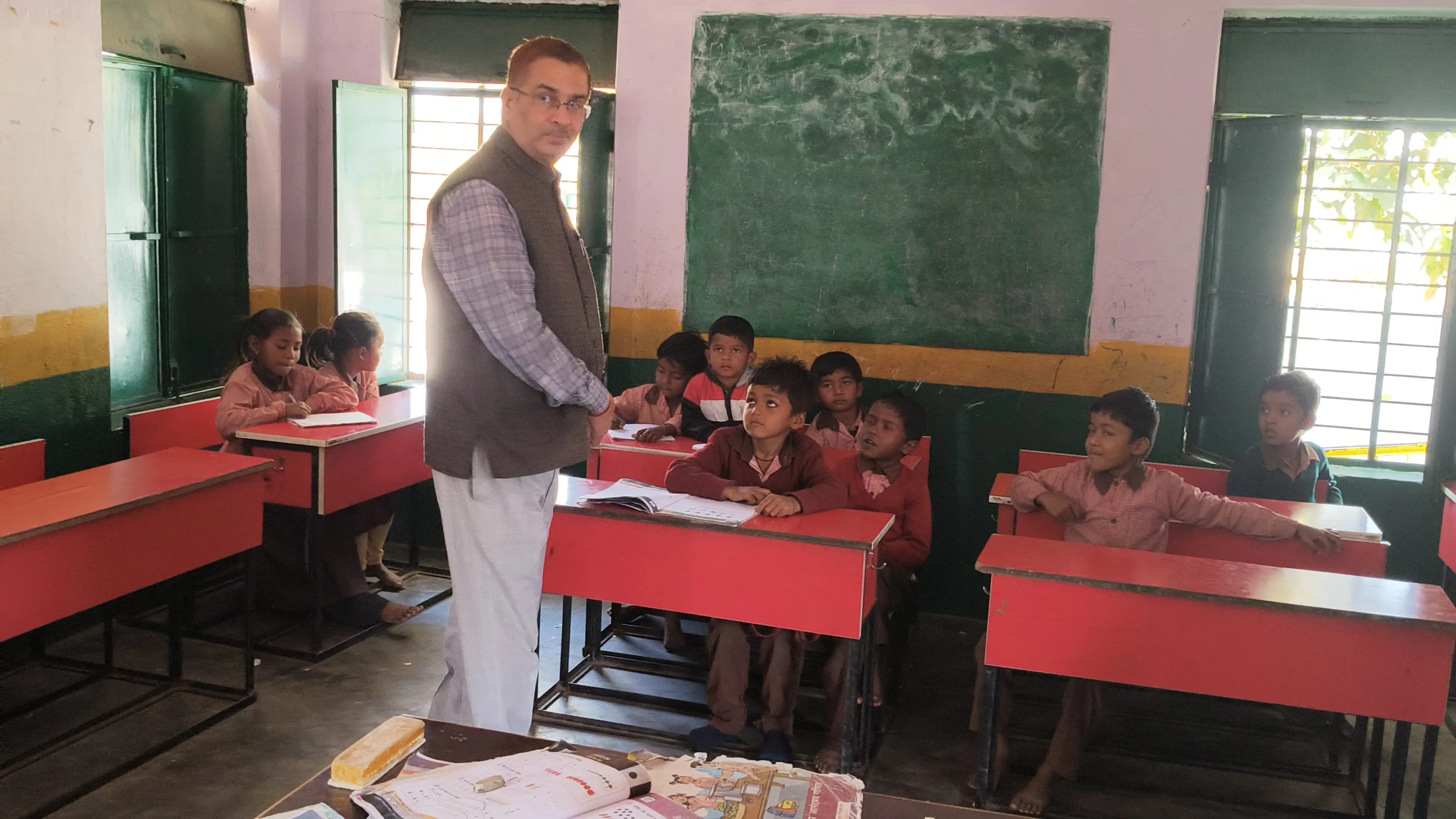 जिलाधिकारी ने किया प्राथमिक सहित उच्च प्राथमिक विद्यालयों का  निरीक्षण,  दिये गुणवत्तापूर्ण शिक्षा पर  जोर