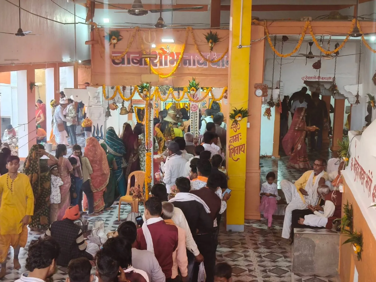 हर-हर महादेव के जयघोष से गुंजायमान हुआ ओबरा बाबा भूतेश्वर और शिव पार्वती अमर डम डम गुफा,शोभनाथ मंदिर में उमड़ा आस्था का सैलाब