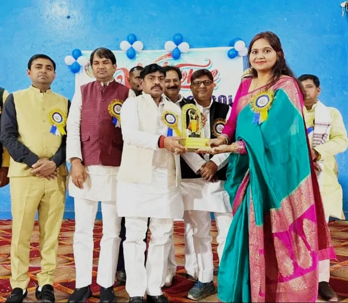 ओबरा देवी पब्लिक स्कूल के वार्षिकोत्सव में उमड़ा उत्साह समाज कल्याण राज्य मंत्री संजीव सिंह गौड़ ने छात्र-छात्राओं को किया सम्मानित