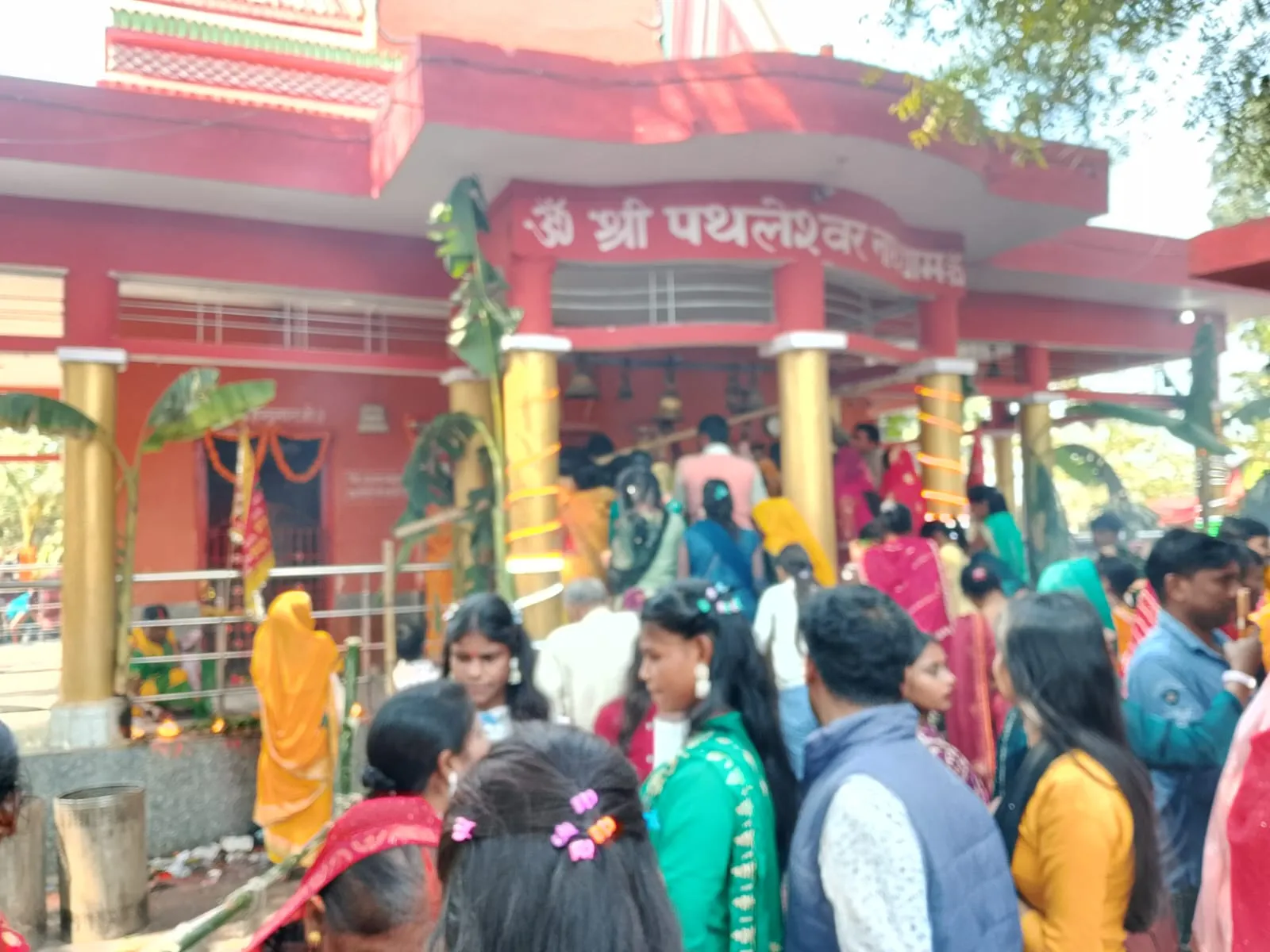 पनियहवा के पथलेश्वर नाथ मंदिर में महाशिवरात्रि पर उमड़ा आस्था का जनसैलाब