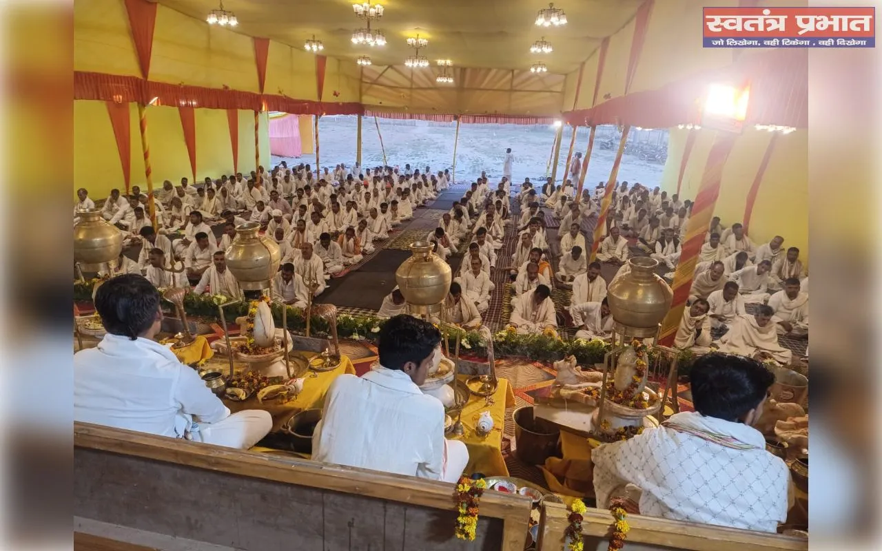 551 विद्वान पंडितों के द्वारा महा रुद्राभिषेक करके विश्व कल्याण के लिए पूजा अर्चना की