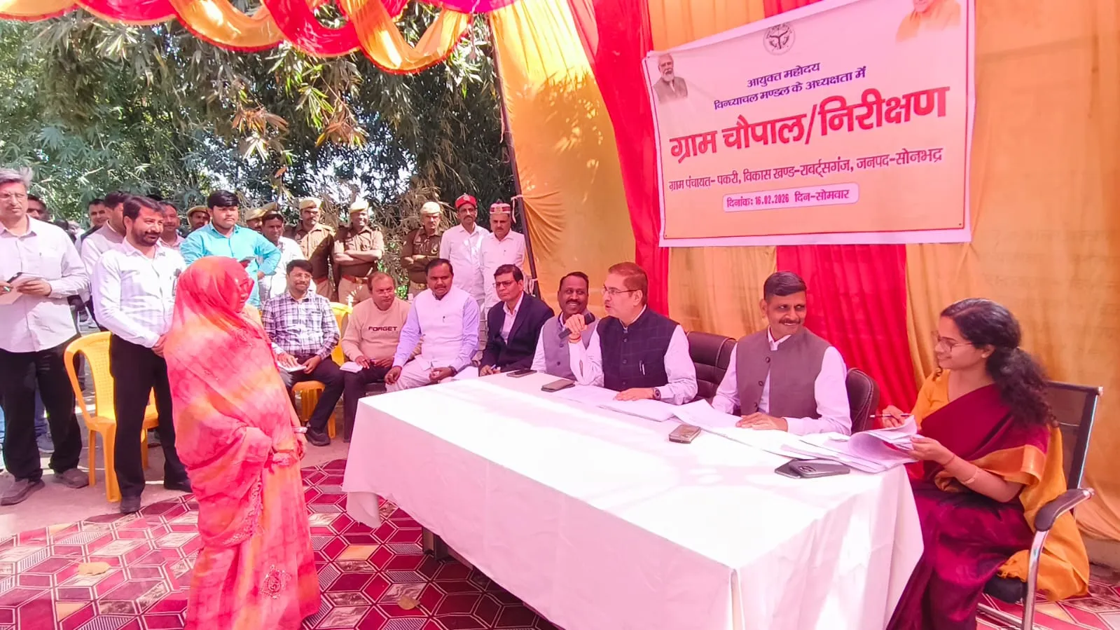 मंडलायुक्त ने पकरी ग्राम पंचायत में लगाई चौपाल सरकारी योजनाओं की जानी जमीनी हकीकत