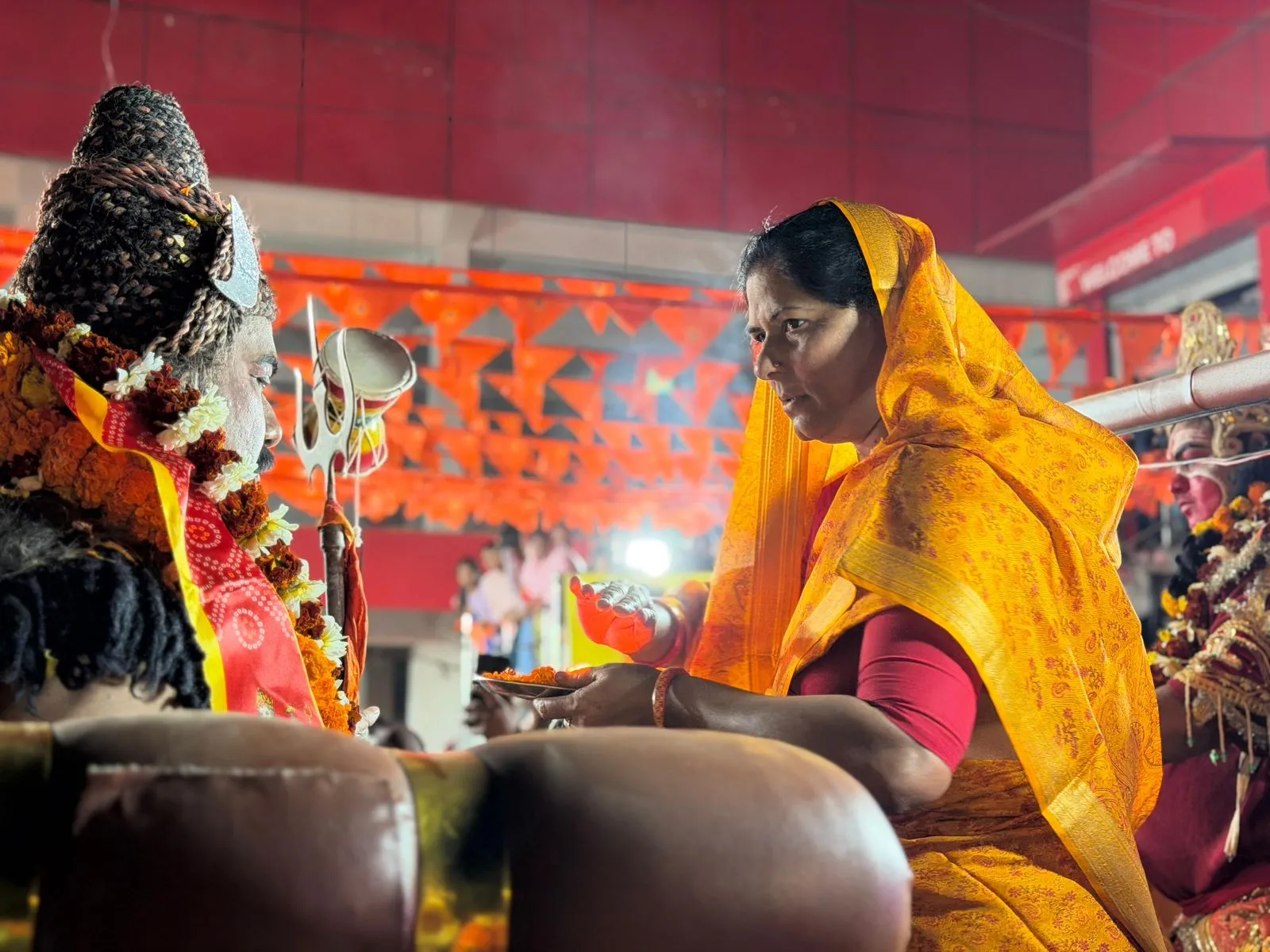 रेणुकूट में उमड़ा श्रद्धा का सैलाब भगवान भूतनाथ की भव्य महाबारात का पूर्व चेयरमैन निशा सिंह ने किया जोरदार स्वागत