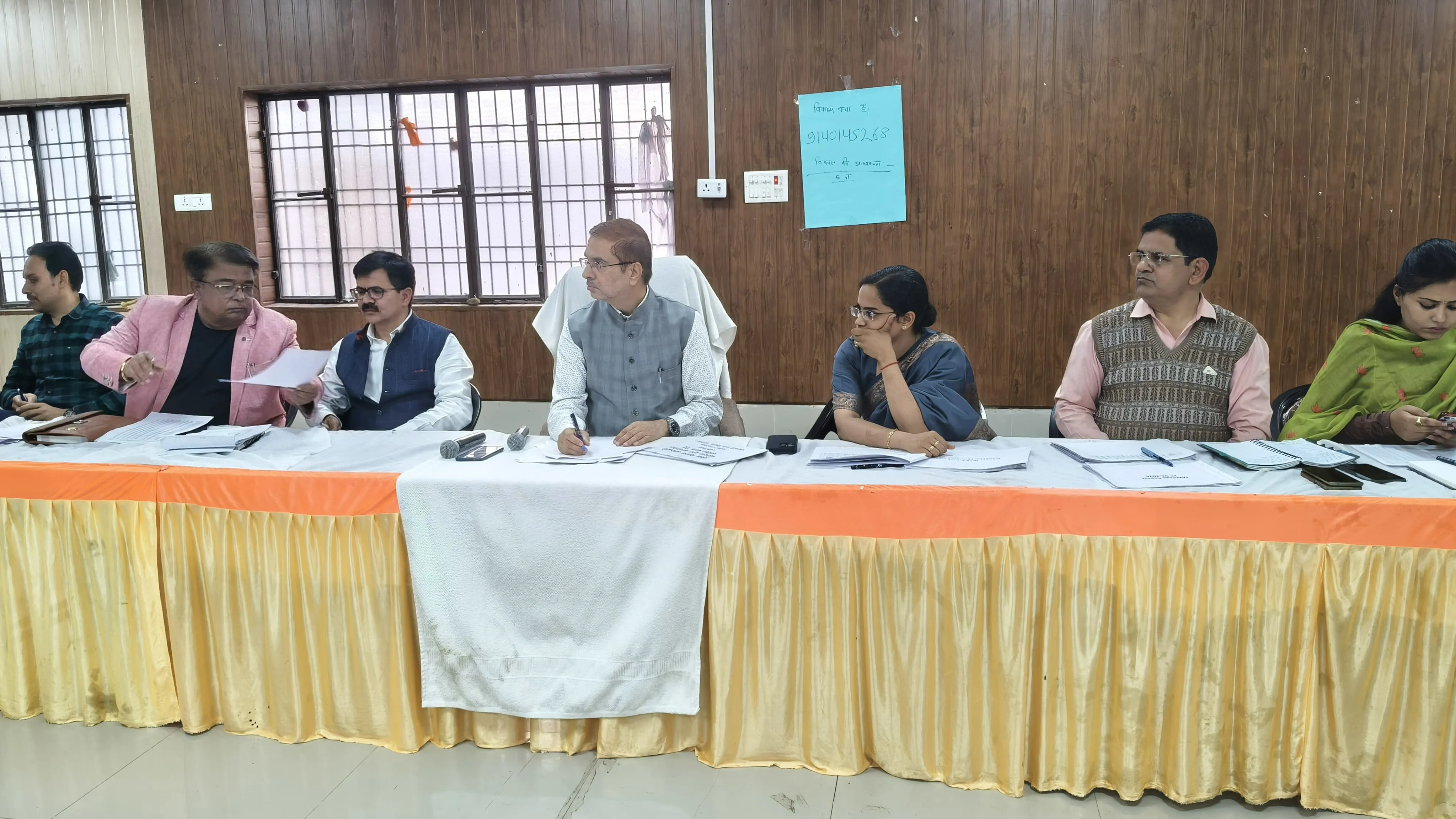 जिलाधिकारी ने आवास और आयुष्मान कार्ड योजना की समीक्षा की लापरवाही पर बिचौलियों और अधिकारियों को दी कड़ी चेतावनी