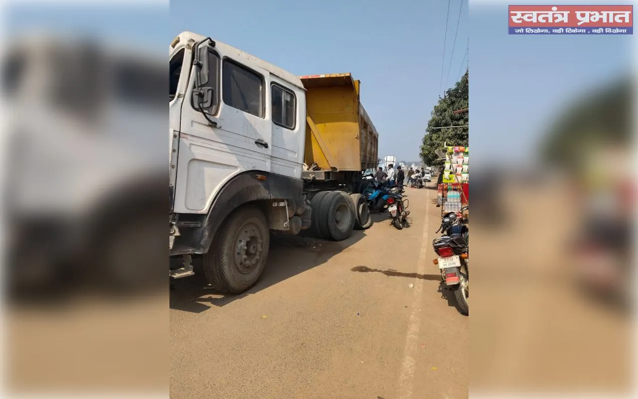 हरैया बाईपास पर 25 दिनों से खड़ा क्षतिग्रस्त ट्रेलर दे रहा बड़ी दुर्घटना को दावत