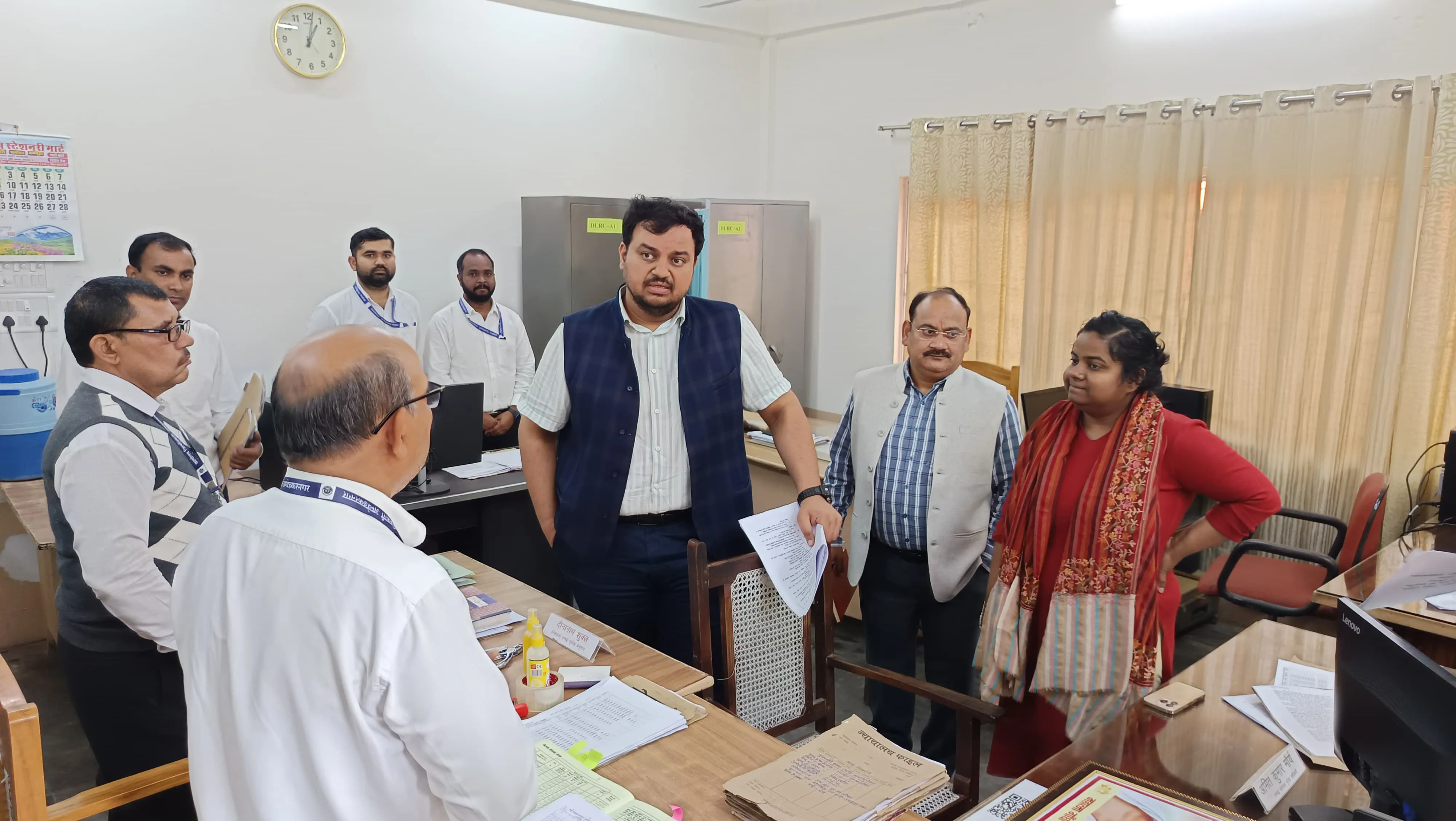 कलेक्ट्रेट के विभिन्न अनुभागों एवं पटलों का जिलाधिकारी ने किया औचक निरीक्षण*