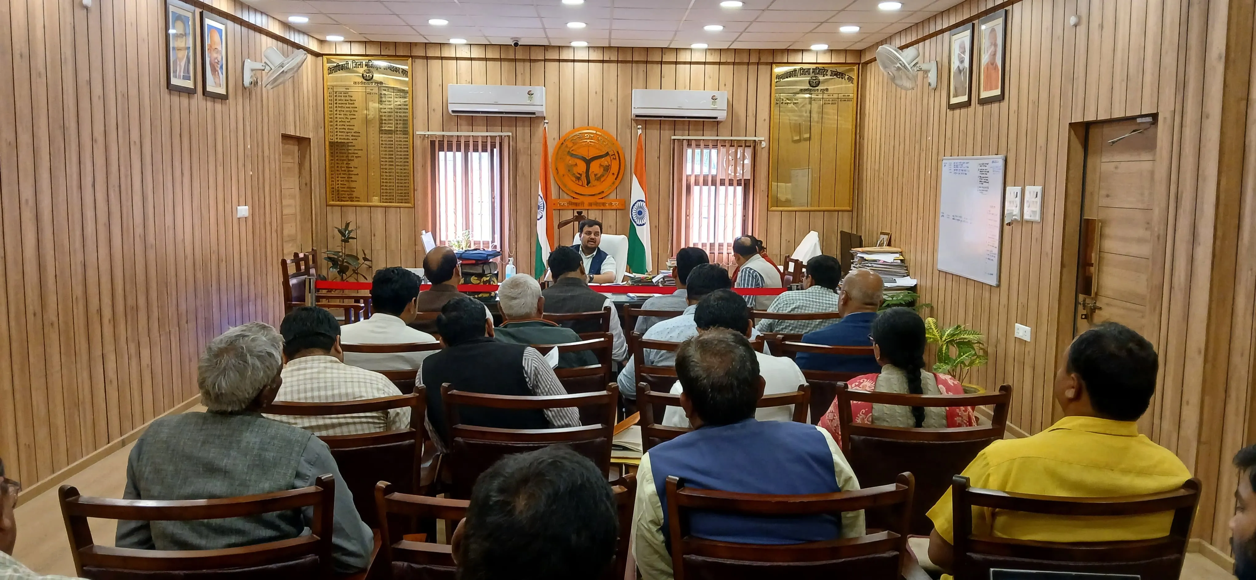 वन ट्रिलियन डॉलर इकोनॉमी की दिशा में जनपद की अधिकतम भागीदारी सुनिश्चित करने हेतु जिलाधिकारी की महत्वपूर्ण बैठक सम्पन्न