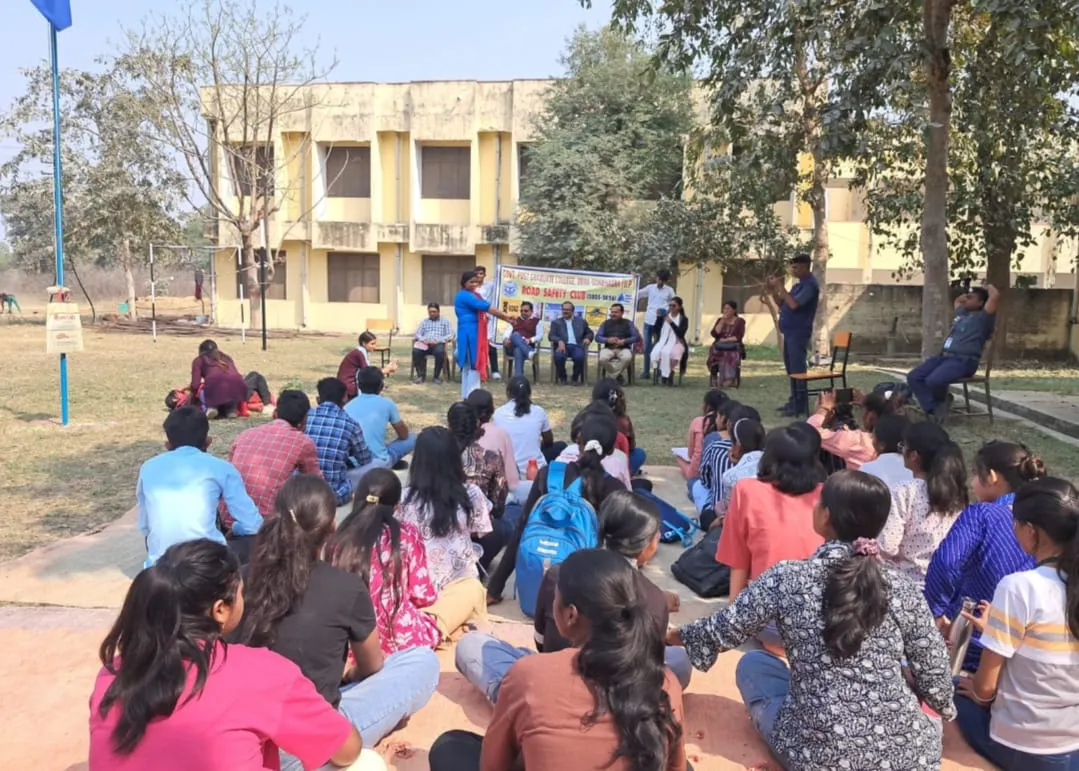 राजकीय स्नातकोत्तर महाविद्यालय ओबरा में सड़क सुरक्षा क्लब द्वारा  नुक्कड़ नाटक के माध्यम से  छात्र  छात्राओं को किया जागरूक