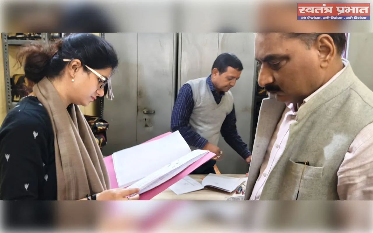 सीडीओ ने उप कृषि निदेशक व भूमि संरक्षण अधिकारी कार्यालय का किया औचक निरीक्षण, लापरवाही पर चेतावनी