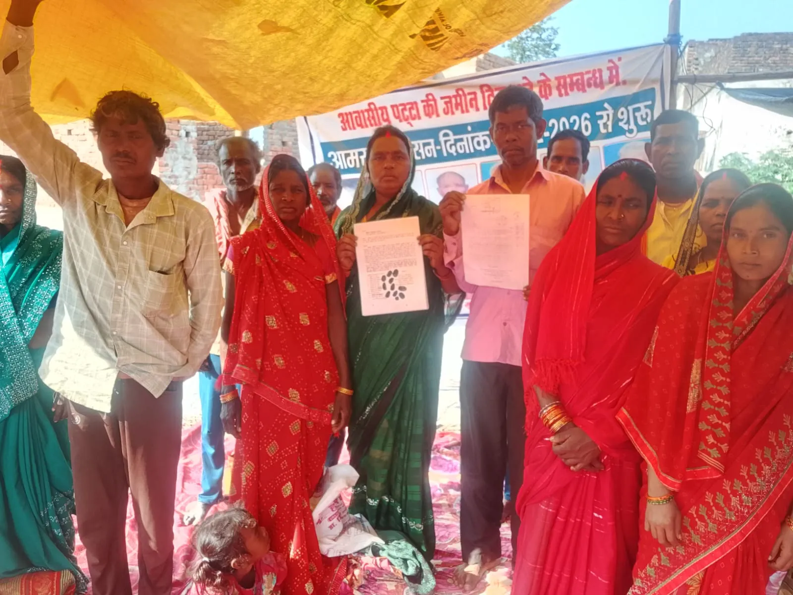 कुशीनगर: पट्टा भूमि विवाद गहराया, अदालत का वाद निरस्त होने के बाद पट्टाधारक आमरण अनशन पर