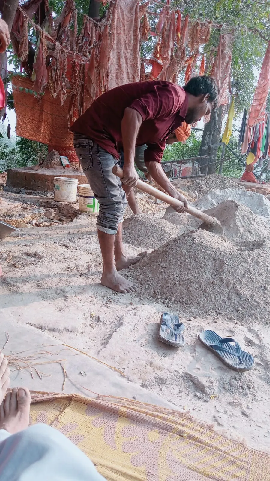 यूपी की दूसरी सबसे बड़ी नगर पंचायत ओबरा में दलालों का जाल, PMAY लाभार्थियों से घर-घर जाकर हो रही लूट