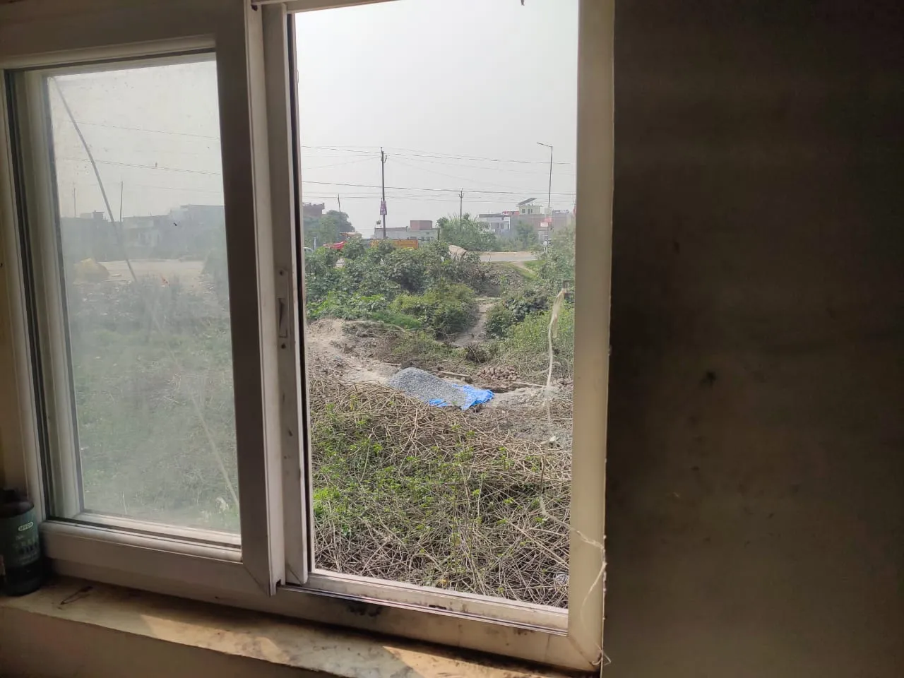 भटवलिया कंपोजिट विद्यालय में खिड़की-दरवाजे उखाड़े, सुभाष चौक की मिठाई दुकान से नकदी व डीवीआर पार; पुलिस पर उठे सवाल