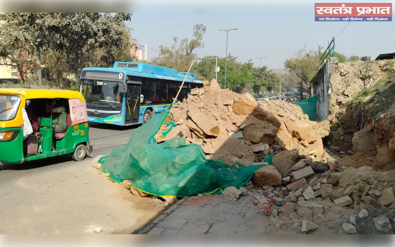 दिल्ली में खुले गड्ढे और नाले बन रहे मौत का सबब सुरक्षा मानकों की हो रही अनदेखी 