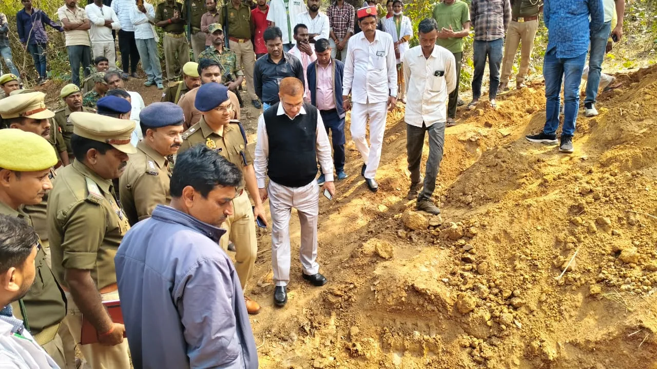 सोनभद्र में मिट्टी निकालते समय टीला  ढहा ,हादसे में तीन महिलाओं की दर्दनाक मौत, दो अन्य घायल