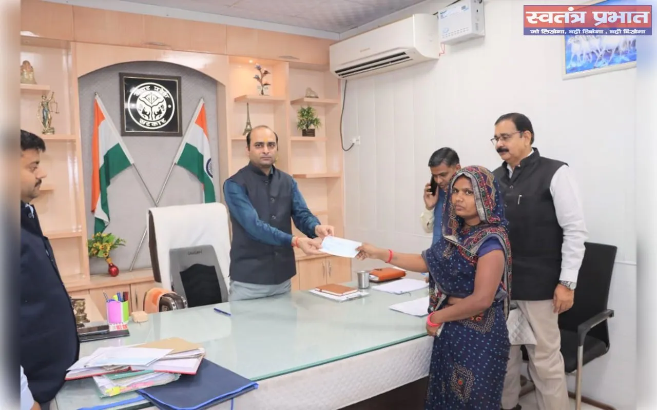 जिलाधिकारी की संवेदनशील पहल से विधवा महिला को मिली आर्थिक सहायता व अन्त्योदय कार्ड