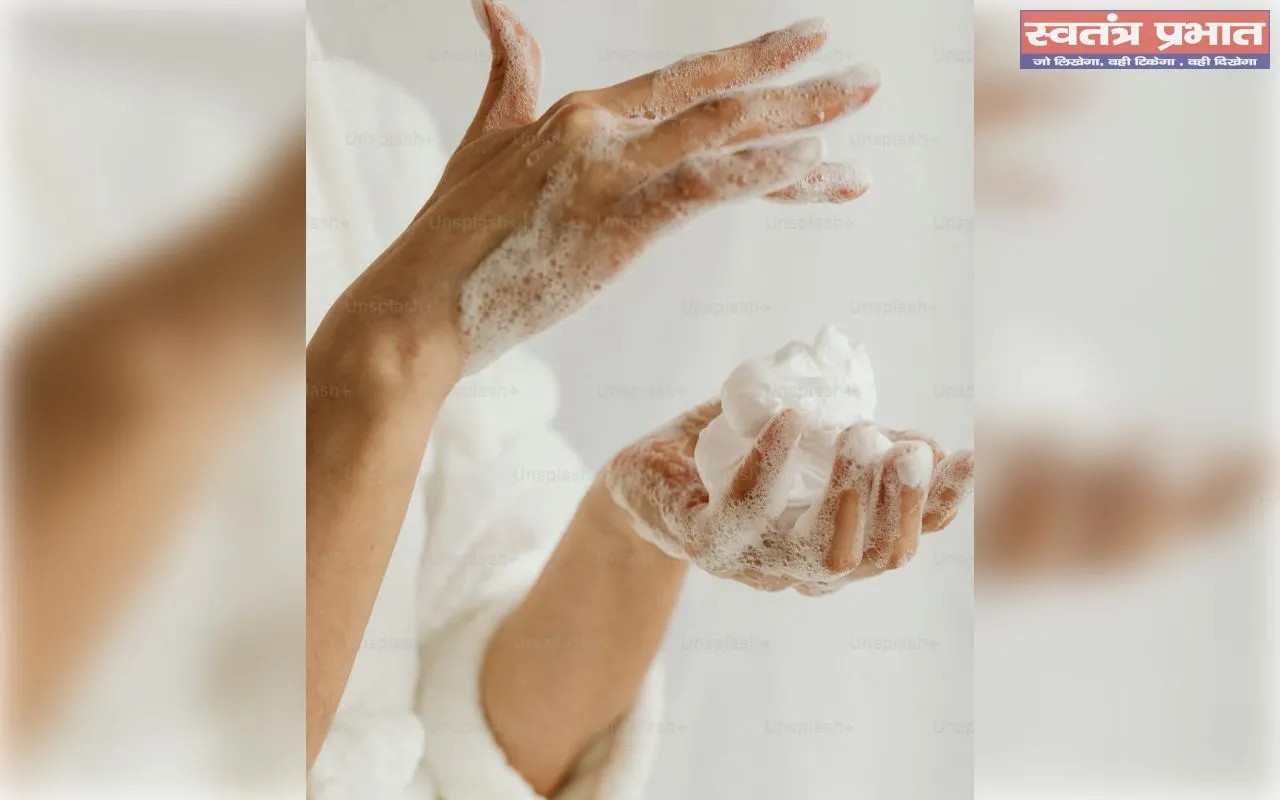 युवती की नहाते समय फोटो खींची:मां ने छेड़छाड़ का विरोध किया तो जान से मारने की धमकी