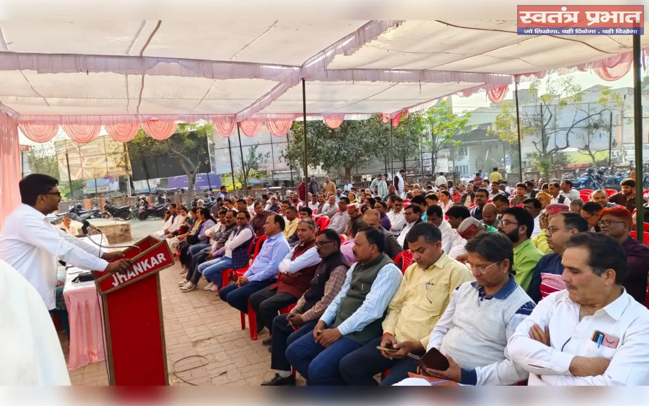 शिक्षकों का प्रदर्शन: RTE से पहले नियुक्त शिक्षकों को TET से छूट की मांग