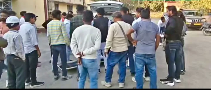 ओबरा समाजसेवी रमेश यादव की स्कॉर्पियो दुर्घटनाग्रस्त, तेज रफ्तार बाइक ने मारी जोरदार टक्कर