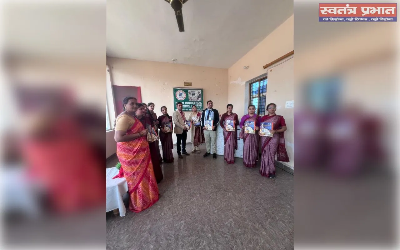समाजसेवी टीम पहुँची नैनी इंडस्ट्रीग ट्रेनिंग सेंटर कौशल विकास कार्यक्रम की दी जानकारी