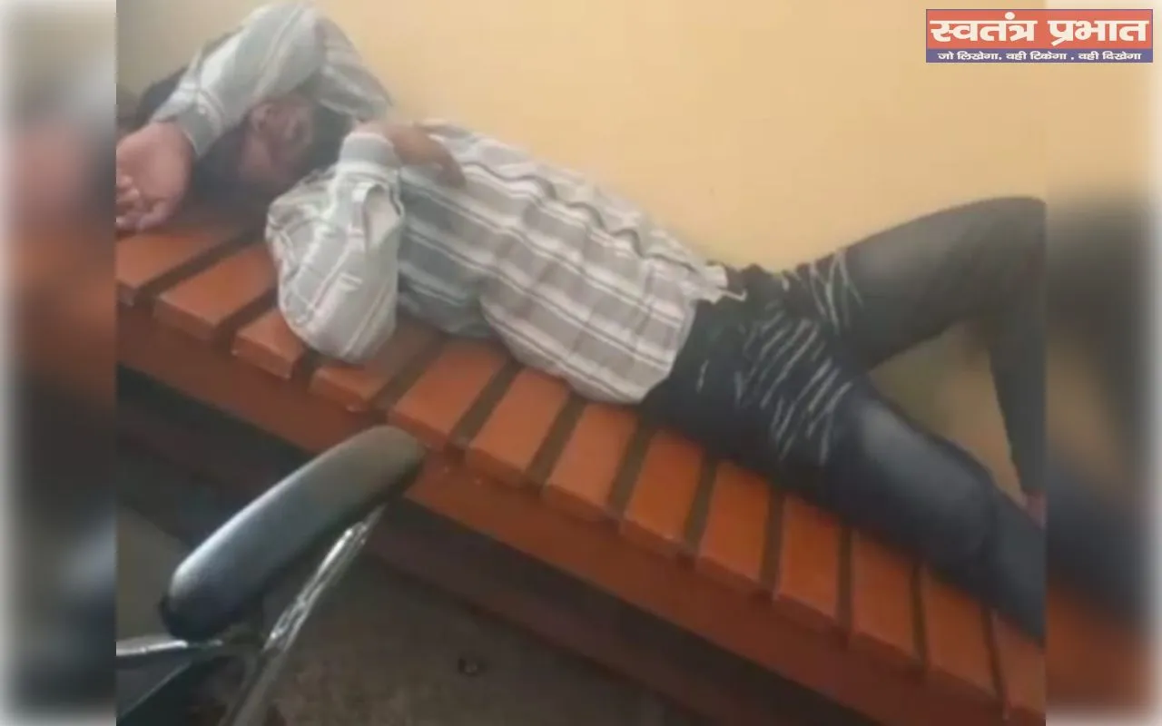 सीएमओ का  दफ्तर बना  ‘आराम घर ' कुर्सी पर सोते कर्मचारी