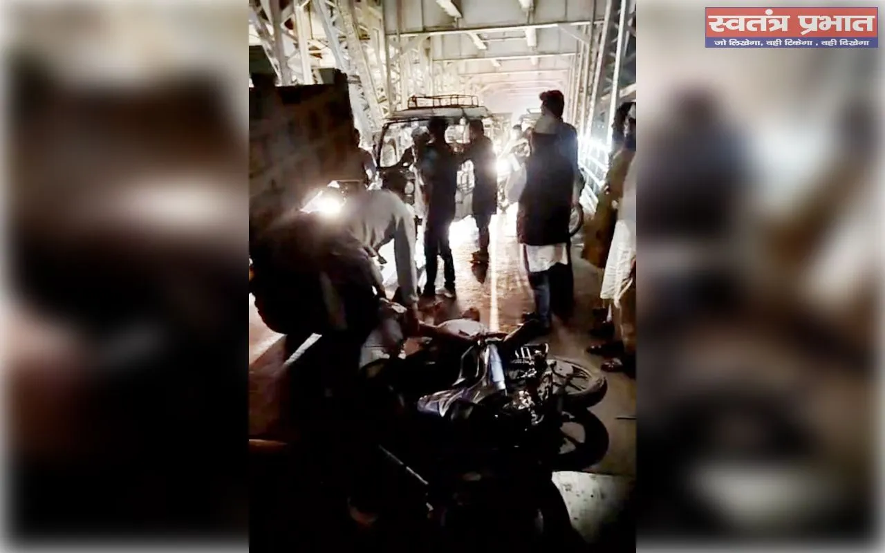 पुराने यमुना पुल पर सड़क हादसा, बाइक सवार दो युवक घायल; एक की हालत गंभीर