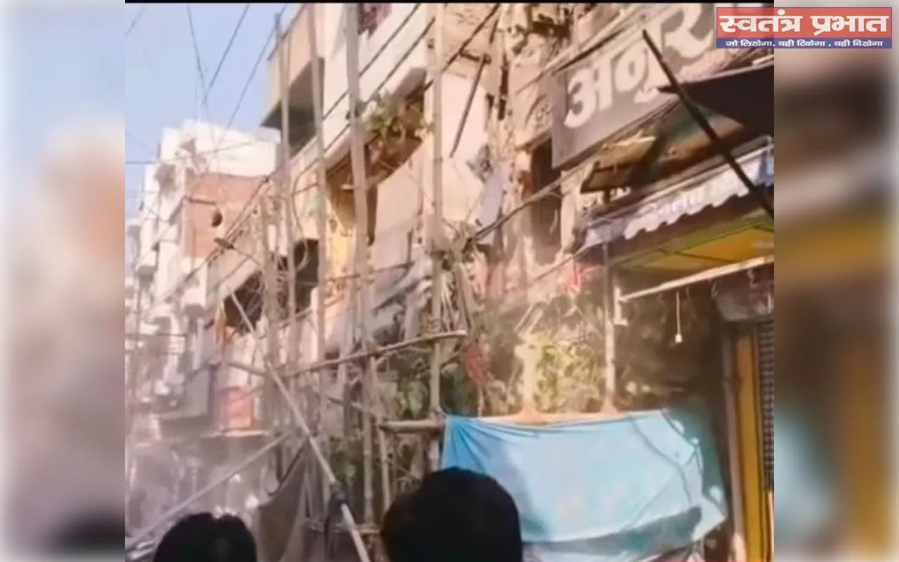 चौक के ठठेरी बाजार में नगर निगम ने जर्जर मकान को ध्वस्त किया