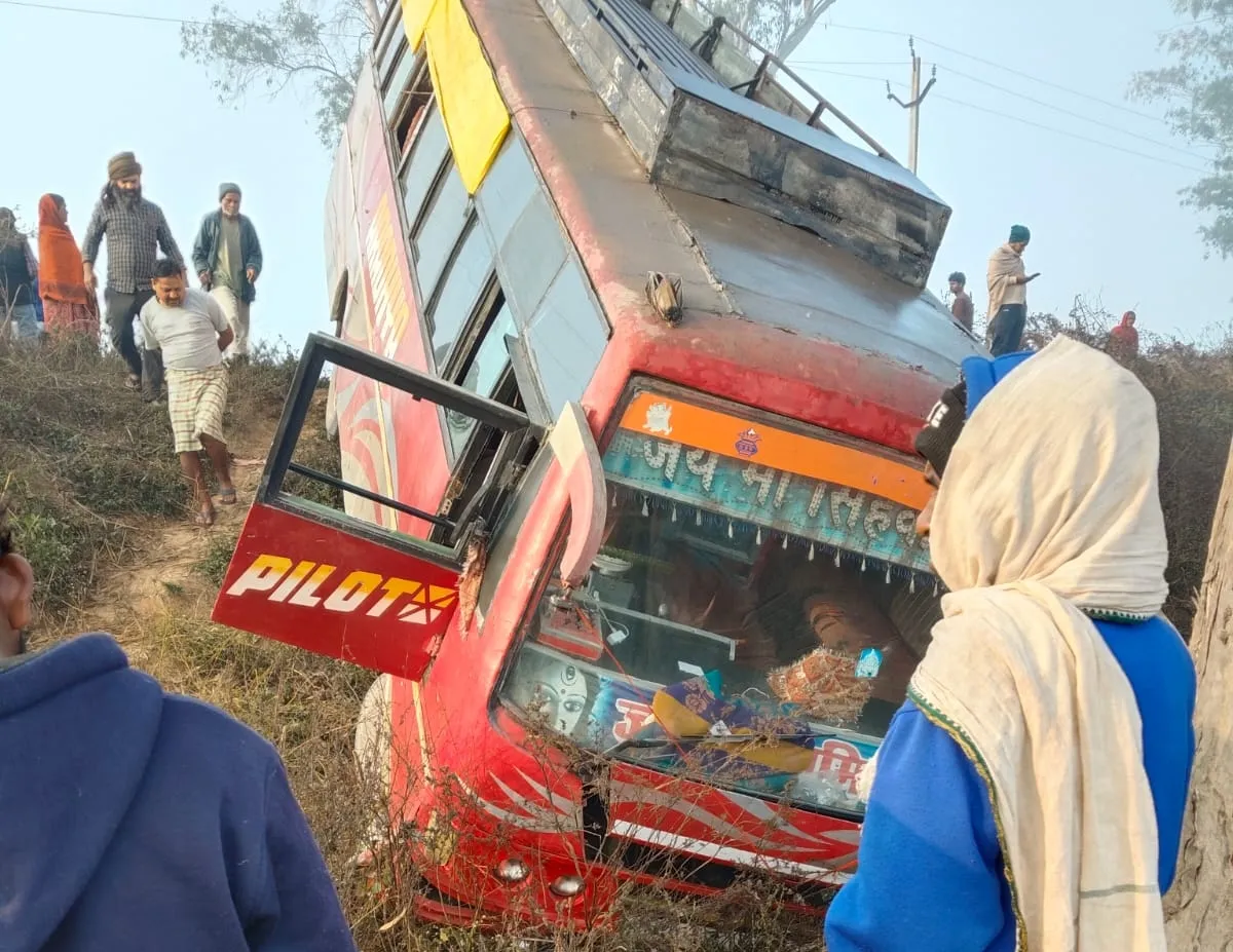अनियंत्रित होकर खाई में पलटी यात्रियों से भरी बस, मची चीख-पुकार