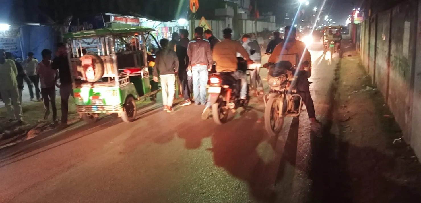 ओबरा के वी आई पी  रोड पर नाबालिगों की तेज रफ्तार का कहर, दो बाइकों की टक्कर में 4 घायल