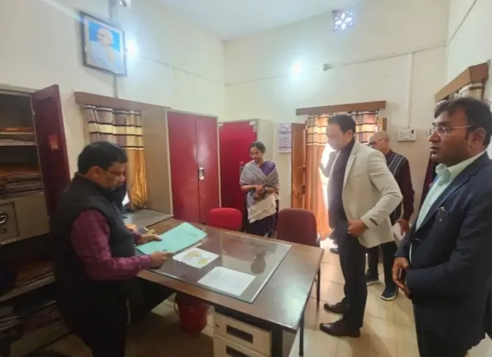 सीडीओ के औचक निरीक्षण से चोपन ब्लॉक में मचा हड़कंप, अनुपस्थित सचिव को नोटिस