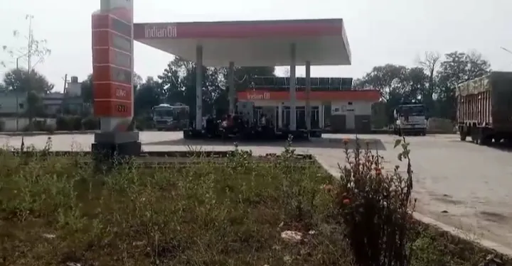 सोनभद्र दबंगों का तांडव, ड्यूटी पर तैनात पेट्रोल पंप कर्मी को बेरहमी से पीटा सीसीटीवी में कैद हुई वारदात