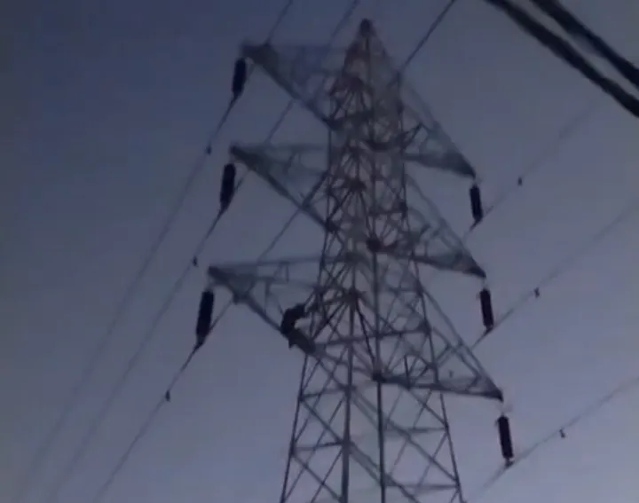 पारिवारिक विवाद से आहत युवक  हाईटेंशन विद्युत टावर पर चढ़ा, पुलिस की तत्परता से बची युवक की जान